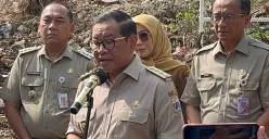 Gubernur Jakarta, Pramono Anung menyampaikan pernyataan kepada awak media di Tomang, Jakarta Barat, Senin, 27 Oktober 2025. (Sumber: Poskota/M. Tegar Jihad)