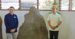 Menteri Kebudayaan bersama Wali Kota Bogor berfoto di Prasasti Batutulis, tant nantinya bakal dirubah jadi Museum Pajajaran. (Sumber: Pemkot Bogor)