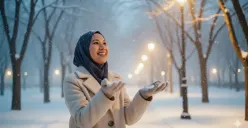 Hasil edit prompt Gemini AI terbaru foto wanita hijab di Seoul sambil menikmati salju serasa artis K-Drama. (Sumber: Freepik/tirachardz)