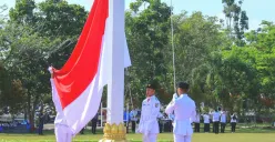 Ilustrasi tata cara pengibaran bendera merah putih di Hari Sumpah Pemuda. (Sumber: palangkaraya.co.id)