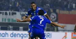 Pemain Persib Bandung, Uilliam Barros melakukan selebrasi bersama Beckham Putra usai menjebol gawang Persis Solo di Stadion GBLA, Senin, 27 Oktober 2025. (Sumber: Instagram/@persib)