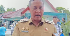 Wali Kota Bekasi, Tri Adhianto berjanji mengawal kasus dugaan kekerasan seksual di SPPG wilayah Jatiasih, Kota Bekasi, Senin, 27 Oktober 2025. (Sumber: Poskota/Nurpini Aulia Rapika)