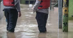 Ilustrasi, warga berjalan melintasi banjir di Kebon Pala, Jatinegara, Jakarta Timur. (Sumber: Poskota/Bilal Nugraha Ginanjar)