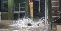 Ilustrasi, banjir di Kebon Pala, Jatinegara, Jakarta Timur, Selasa, 28 Oktober 2025. (Sumber: Poskota/Bilal Nugraha Ginanjar)