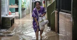 Ilustrasi, warga berjalan melintasi banjir di Kebon Pala, Jatinegara, Jakarta Timur, Selasa, 28 Oktober 2025. (Sumber: Poskota/Bilal Nugraha Ginanjar)
