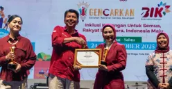 Perwakilan bank bjb menerima penghargaan dari Otoritas Jasa Keuangan (OJK) dalam rangkaian kegiatan Bulan Inklusi Keuangan (BIK) 2025 di Bandung sebagai PUJK Teraktif Jawa Barat. (Sumber: Istimewa)