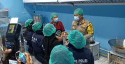 Kapolres Metro Bekasi Kota, Kombes Pol Kusumo Wahyu Bintoro meninjau langsung SPPG Polri kedua di Danau Duta Harapan Baru, Bekasi Utara, Kota Bekasi, Selasa 28 Oktober 2025. (Sumber: POSKOTA | Foto: Nurpini Aulia Rapika)