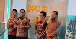 Ketua DPD RI, Sultan Bachtiar Najamudin (kedua dari kiri) memberikan keterangan kepada sejumlah media terkait pelaksanaan DPD RI Awards 2025 yang digelar di Tribarata Hotel pada Selasa, 28 Oktober 2025. (Sumber: POSKOTA | Foto: Heri Effendi)