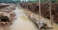 Sejumlah pekerja menjalani proyek irigasi DI Cukang Sadang, Kabupaten Pandeglang. (Sumber: Dok. Warga)