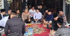 Kapolres Purwakarta dan unsur Forkompimda bertakziah ke rumah duka. (Sumber: Poskota/Dadan Sukmana)