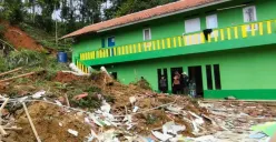 Kondisi bangunan Kelas MTS Al Mubarkah Bandung Barat, Desa Cinengah, Kecamatan Rongga, Kabupaten Bandung Barat (KBB), rusak diterjang longsor, Selasa, 28 Oktober 2025. (Sumber: Poskota/Gatot Poedji Utomo)