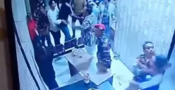 Tangkap layar rekaman CCTV menunjukkan oknum ormas menggeruduk kantor Pasar Tohaga Parung.