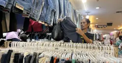 Konsumen sedang memilih pakaian bekas di salah satu lapak di Pasar Senen, Jakarta Pusat. (Sumber: POSKOTA | Foto: Pandi Ramedhan)