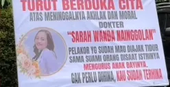 Papan karangan bunga dari istri sah untuk mahasiswa kedokteran, Sarah Wanda Nainggolan yang terseret dalam kasus dugaan perselingkuhan. (Sumber: TikTok/@serbacore)