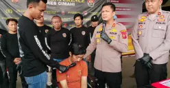 Kapolres Cimahi, AKBP Niko Nurullah Adi Putra (tengah) berinteraksi dengan tersangka pembunuhan di Mapolres Cimahi, Selasa, 28 Oktober 2025. (Sumber: Poskota/Gatot Poedji Utomo)