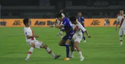 Pemain Persis Solo (putih), nampak kewalahan ketika  menghadapi pemain Persib Bandung, dalam lanjutan Super League, di Stadion GBLA, Gedebage, Bandung, Senin 27 Oktober 2025. (Sumber: Poskota/Gatot Poedji Utomo)