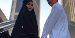 Aktor Andrew Andika mengunggah momen sakral pernikahannya dengan Violentina Kaif di depan Ka'bah, Masjidil Haram, Makkah, pada Rabu, 29 Oktober 2025. (Sumber: Instagram/@andrewandika)