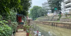 Kondisi bantaran kali ciiliwung di Jalan Inspeksi Raden Saleh II RT 12RW 03, Kelurahan Cikini, Kecamatan, Menteng, Jakarta Pusat, Rabu, 29 Oktober 2025. (Sumber: Poskota/Pandi Ramedhan)