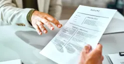 Ilustrasi CV ATS Friendly buataan Gemini AI. (Sumber: Freepik/Drazen Zigic)