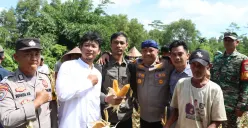 Kapolres Serang, AKBP Condro Sasongko bersama kelompok tani saat panen raya jagung. (Sumber: Dok. Humas Polres Serang)