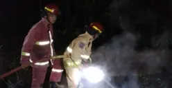 Petugas Damkar memadamkan api yang membakar kandang kambing di Pamijahan, Kabupaten Bogor. (Sumber: Damkar Kabupaten Bogor)