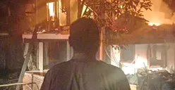 Warga menyaksikan api yang membakar bangunan Pondok Tahfiz Quran Hiswah Billabong di Bojonggede, Kabupaten Bogor, Rabu, 29 Oktober 2025, dini hari. Bangunan ludes terbakar, namun 15 santri berhasil selamat. (Sumber: Polsek Bojonggede)