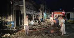 Petugas menjinakkan api yang membakar kandang ayam milik PT Malindo Tbk yang berlokasi di Kampung Barani, Desa Sangiang, Kecamatan Pamarayan, Kabupaten Serang, Selasa, 28 Oktober 2025. (Sumber: Dok. Polsek Pamarayan)