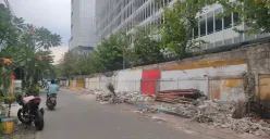Sebanyak 70 bangunan kios pedagang di lokasi sementara (loksem) dekat Kampus Untar, Grogol Petamburan, Jakarta Barat, dibongkar, Senin, 27 Oktober 2025. (Sumber: Dok. Istimewa)