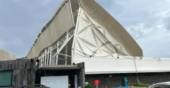 Kondisi atap lapangan olahraga padel di Taman Villa Meruya, Kembangan, Jakarta Barat, yang ambruk pada Minggu, 26 Oktober 2025 sore. (Sumber: Poskota/Pandi Ramedhan)