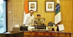 Anggota Satpol PP viral, Mr Dede saat bertemu langsung dengan Gubernur Jakarta, Pramono Anung di Balai Kota. (Sumber: Istimewa)