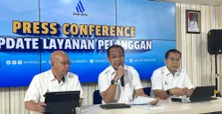 Direktur Utama PAM Jaya, Arief Nasrudin (tengah) saat menyampaikan pernyataan kepada awak media di Pejompongan, Jakarta Pusat, Rabu, 29 Oktober 2025. (Sumber: POSKOTA | Foto: M Tegar Jihad)