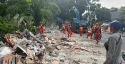 Pembongkaran kios Pasar Barito yang dilakukan petugas Satpol PP, Senin, 27 Oktober 2025. (Sumber: Poskota/Pandi Ramedhan)