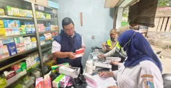Petugas Satpol PP Kecamatan Kembangan saat merazia toko kosmetik yang menjual obat keras secara ilegal pada Rabu, 29 Oktober 2025. (Sumber: Dok Satpol PP Kecamatan Kembangan)