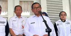 Gubernur Jakarta, Pramono Anung, saat menyampaikan pernyataan kepada awak media di Balai Kota DKI Jakarta, Rabu 29 Oktober 2025. (Sumber: POSKOTA | Foto: M Tegar Jihad)