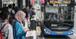 Warga menunggu kedatangan bus di Halte Transjakarta CSW, Melawai, Jakarta Selatan, Rabu, 29 Oktober 2025. (Sumber: POSKOTA | Foto: Bilal Nugraha Ginanjar)