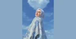 Edit Foto di Bawah Langit Cerah Estetik Pakai Gemini AI (Sumber: TikTok/yulizaa20)