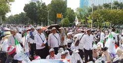 Para guru madrasah asal Pandeglang saat ikut demo di Jakarta. (Sumber: Istimewa)