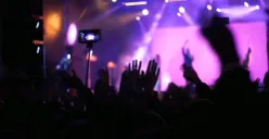 TKS, mahasiswi UNS penerima beasiswa KIP Kuliah, menjadi sorotan publik setelah videonya dugem di klub malam viral dan berujung sanksi kampus. (Sumber: Pinterest)