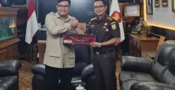 Ketua DPRD Kabupaten Bogor, Sastra Winara menerima kunjungan Kejari Kabupaten Bogor, Denny Achmad. (Sumber: Dok DPRD Kabupaten Bogor)