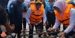 Gubenur Banten, Andra Soni menyerahkan bantuan alat konservasi terumbu karang di Carita, Kabupaten Pandeglang. (Sumber: Dok. Tim Gubernur Banten)
