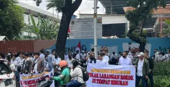 Ilustrasi pedagang menolak pasal larangan penjualan rokok dalam raperda KTR DKI Jakarta. (Sumber: Poskota/Pandi Ramedhan)