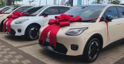 GAC Aion menyerahkan 225 unit mobil listrik Aion UT kepada konsumen Indonesia. (Sumber: Poskota/Erwan Hartawan)