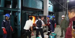 Petugas Dittipid Narkoba Bareskrim Polri memusnahkan barang bukti narkoba di PT Wastec International di Kawasan KIEC, Kota Cilegon, Banten. (Sumber: Dok. Bidhumas Polda Banten)