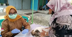 Suasana kegiatan vaksinasi Rabies di Posyanduwan Perumahan Taman Kota, Kelurahan Bekasi Jaya, Kecamatan Bekasi Timur, Kota Bekasi, Kamis, 30 Oktober 2025. (Sumber: Poskota/Nurpini Aulia Rapika)
