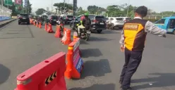 Petugas mengatur lalu lintas di exit GT Margonda 1 arah Jalan Raya Juanda, Kota Depok, Kamis, 30 Oktober 2025. (Sumber: Dok. Turjawali Satlantas Kota Depok)
