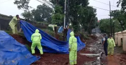 Petugas menangani tembok pembatas TPU Jeruk Purut yang ambruk pada Kamis, 30 Oktober 2025. (Sumber: Dok Distamhut DKI Jakarta)