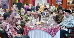 Bupati Bogor Rudy Susmanto bersama Kajari lama Irwanuddin Tadjuddin dan Kajari Baru Denny Achmad, berbincang dalam acara pisah sambut di Pendopo Bupati. (Sumber: Pemkab Bogor)