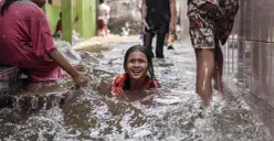Hujan dengan intensitas tinggi yang mengguyur wilayah DKI Jakarta sejak malam hingga pagi hari kembali memicu banjir di sejumlah kawasan.(Sumber: Poskota/Bilal Nugraha Ginanjar)