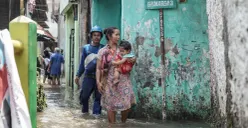 Warga berjalan menerobos banjir yang melanda kawasan RT 03, RW 06, Jati Padang, Pasar Minggu Jakarta Selatan, Jumat, 31 Oktober 2025. (Sumber: Poskota/Bilal Nugraha Ginanjar)