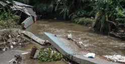 tanggul yang jebol di kawasan RT 03, RW 06, Jati Padang, Pasar Minggu Jakarta Selatan, Jum'at, 31 Oktober 2025. (Sumber: Poskota/Bilal Nugraha Ginanjar)